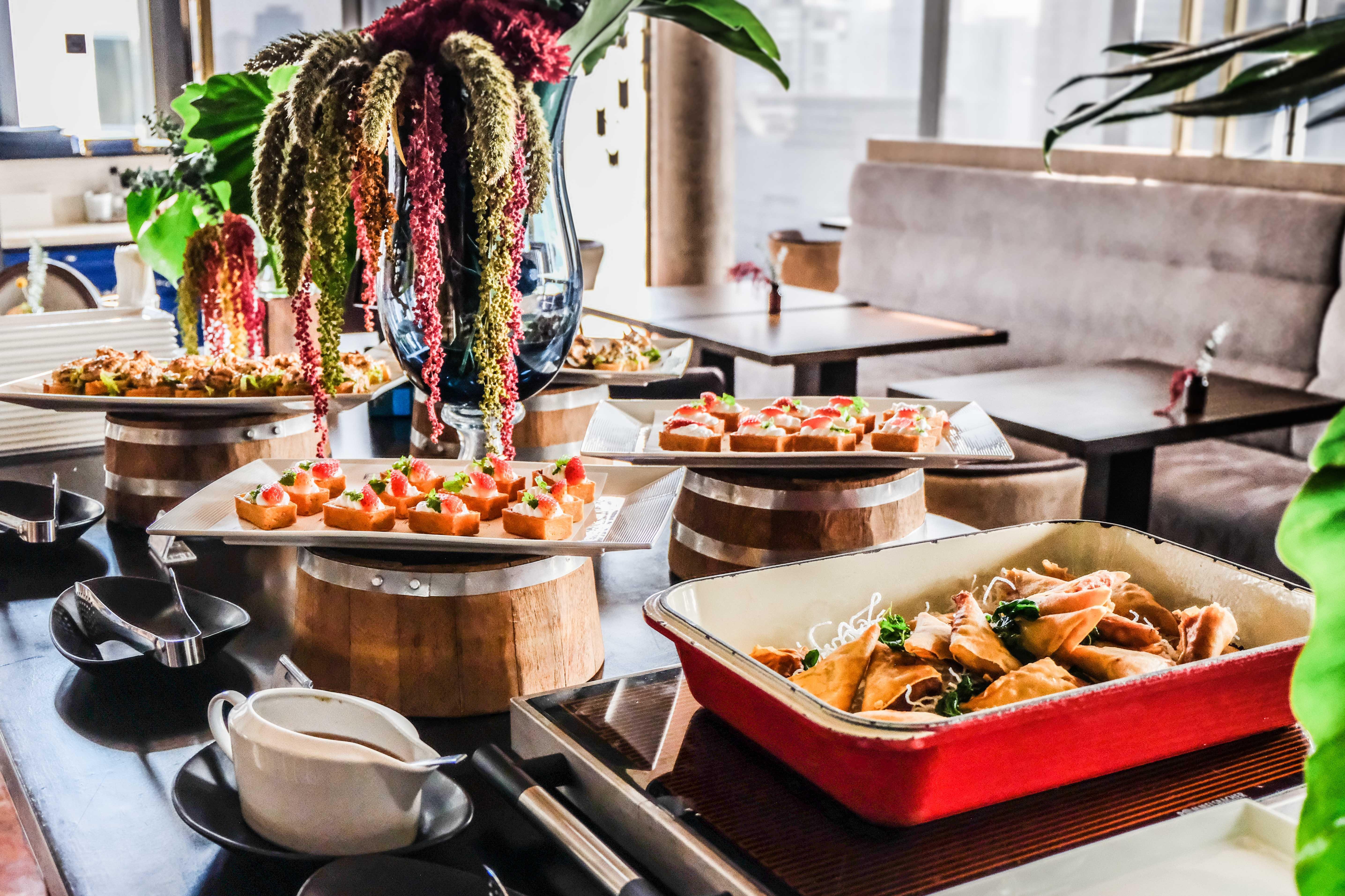 Hotel Indigo Bangkok Wireless Road By Ihg Εξωτερικό φωτογραφία A buffet at a restaurant