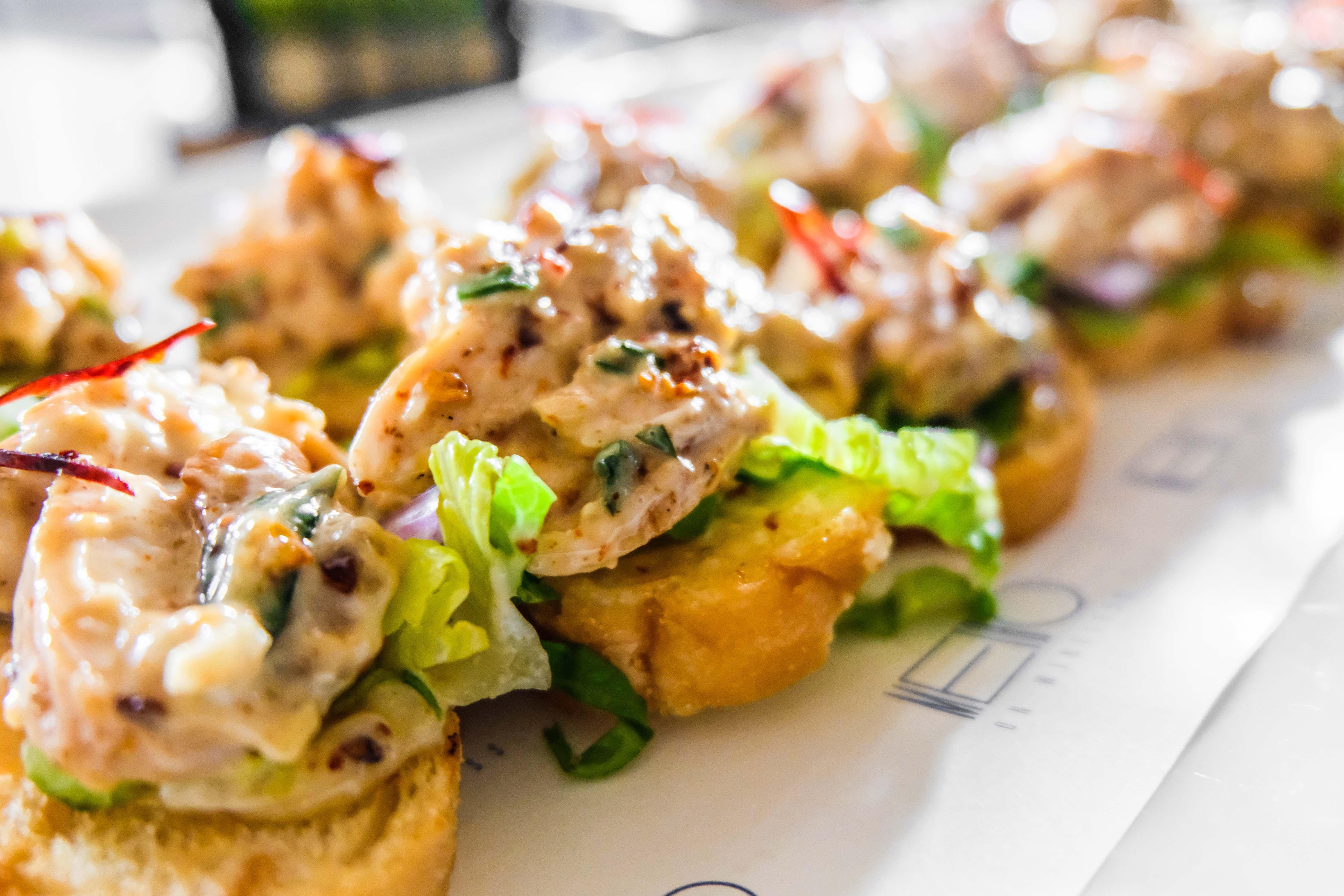 Hotel Indigo Bangkok Wireless Road By Ihg Εξωτερικό φωτογραφία Chicken and avocado toast