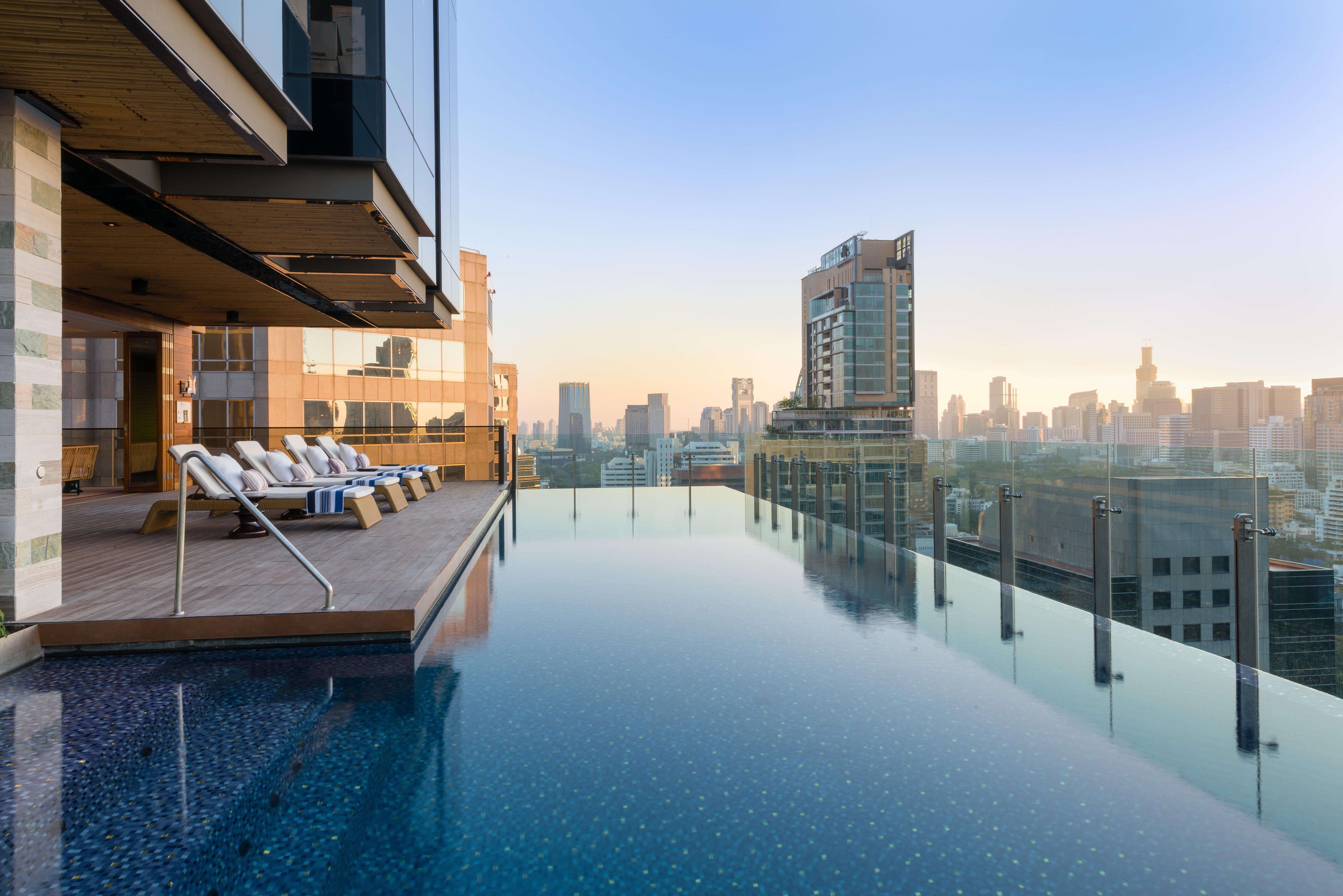 Hotel Indigo Bangkok Wireless Road By Ihg Εξωτερικό φωτογραφία Infinity pool at the hotel