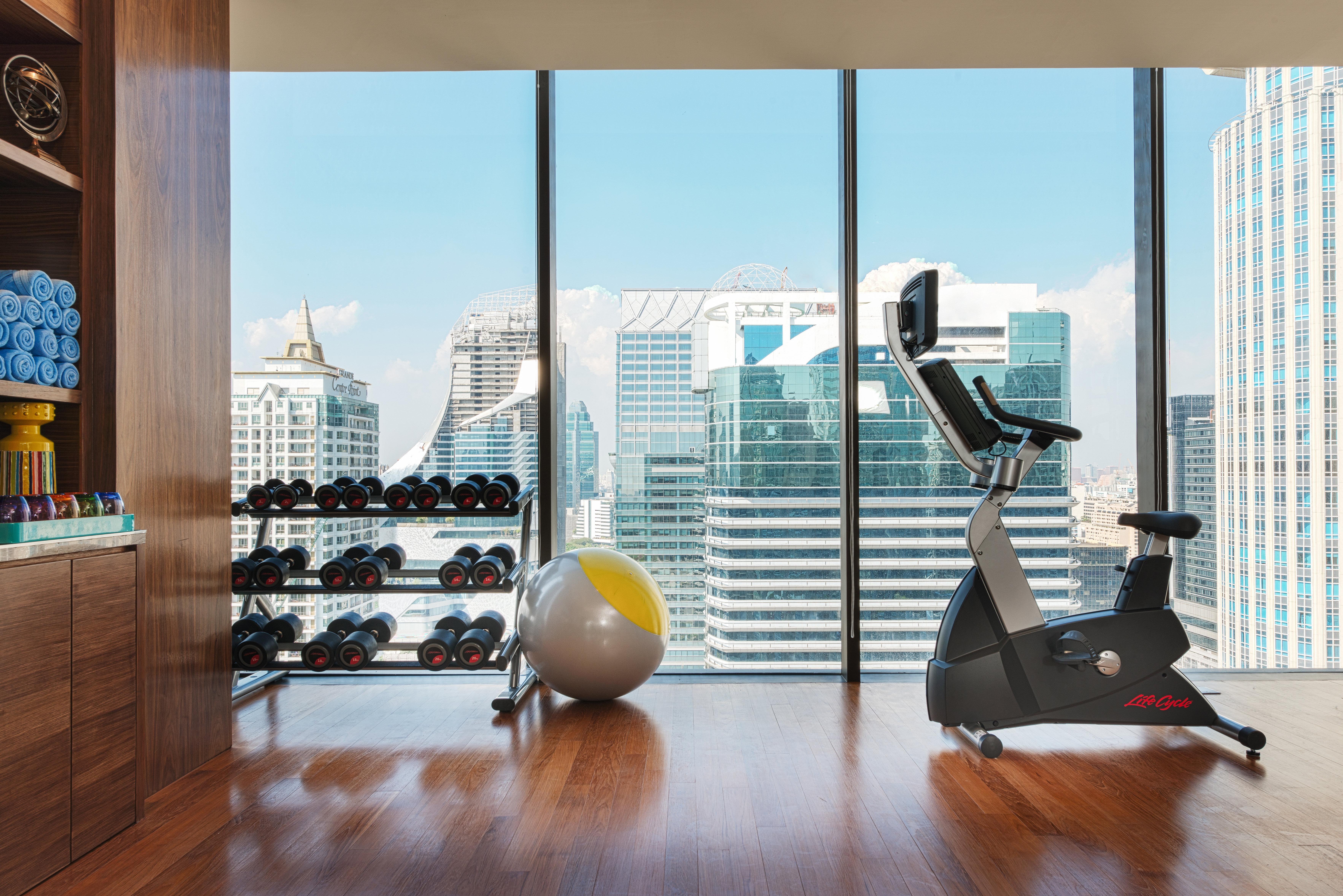 Hotel Indigo Bangkok Wireless Road By Ihg Εξωτερικό φωτογραφία The gym at the hotel