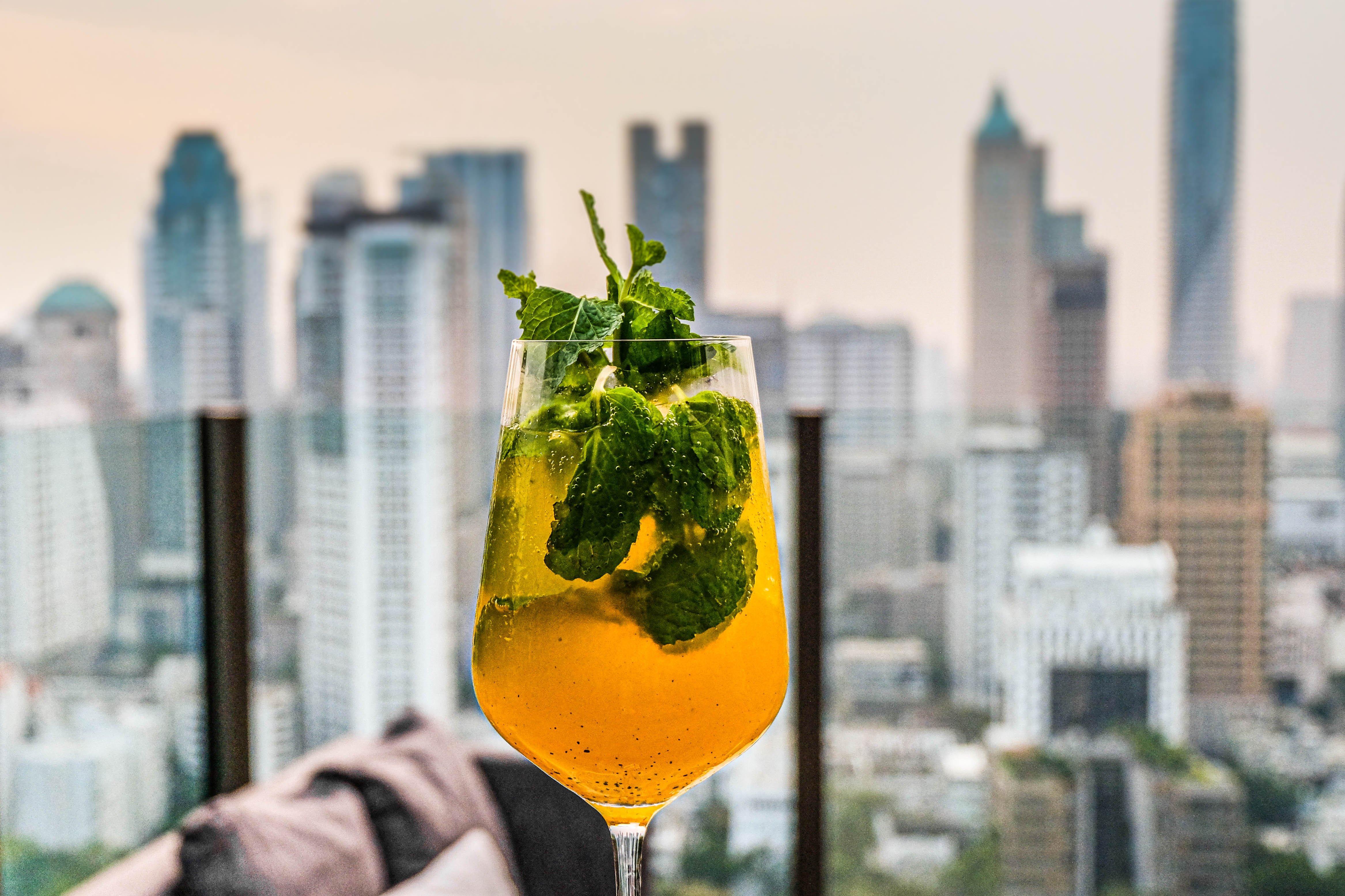 Hotel Indigo Bangkok Wireless Road By Ihg Εξωτερικό φωτογραφία A glass of Thai-style Thai tea soda