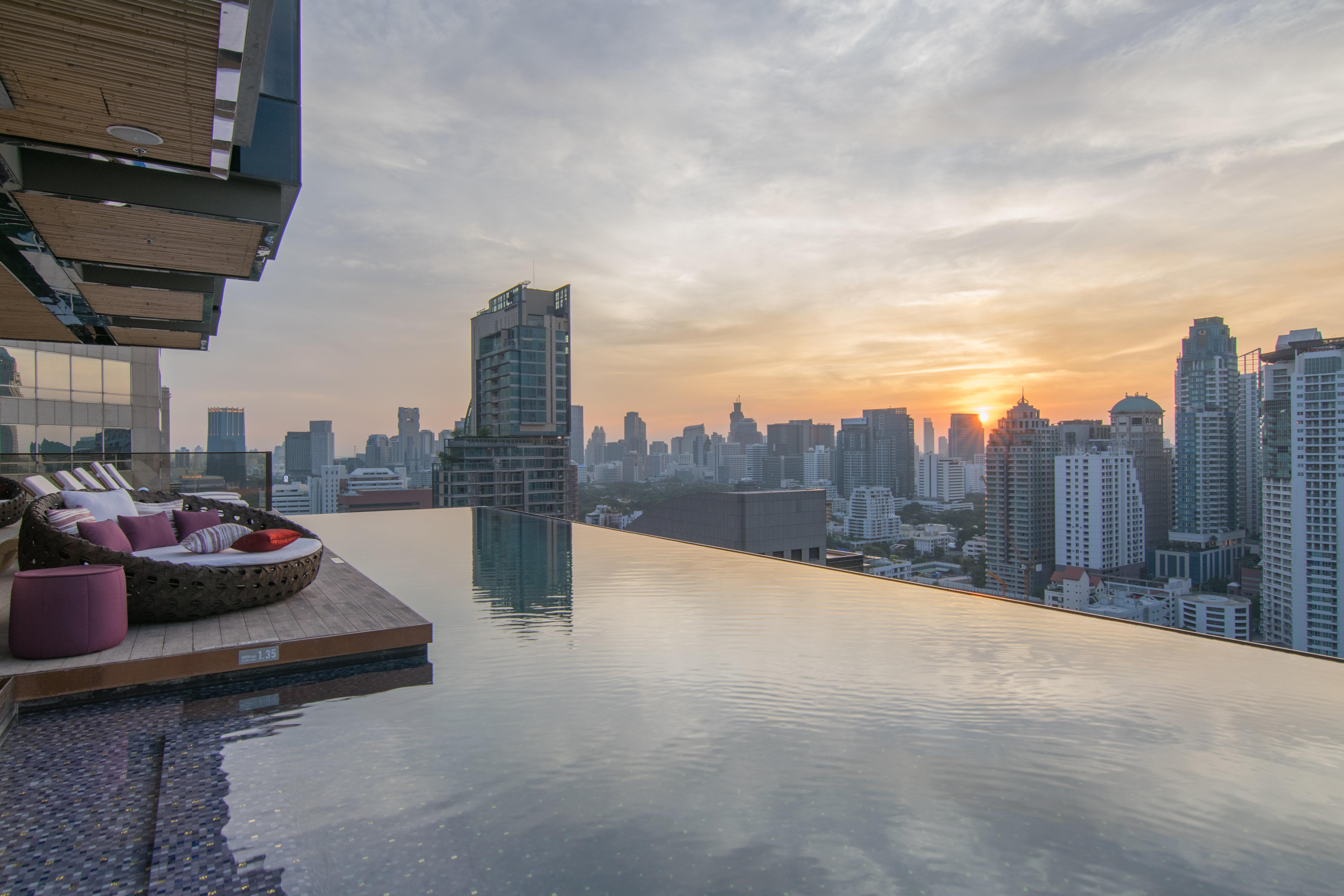 Hotel Indigo Bangkok Wireless Road By Ihg Εξωτερικό φωτογραφία View from the rooftop pool