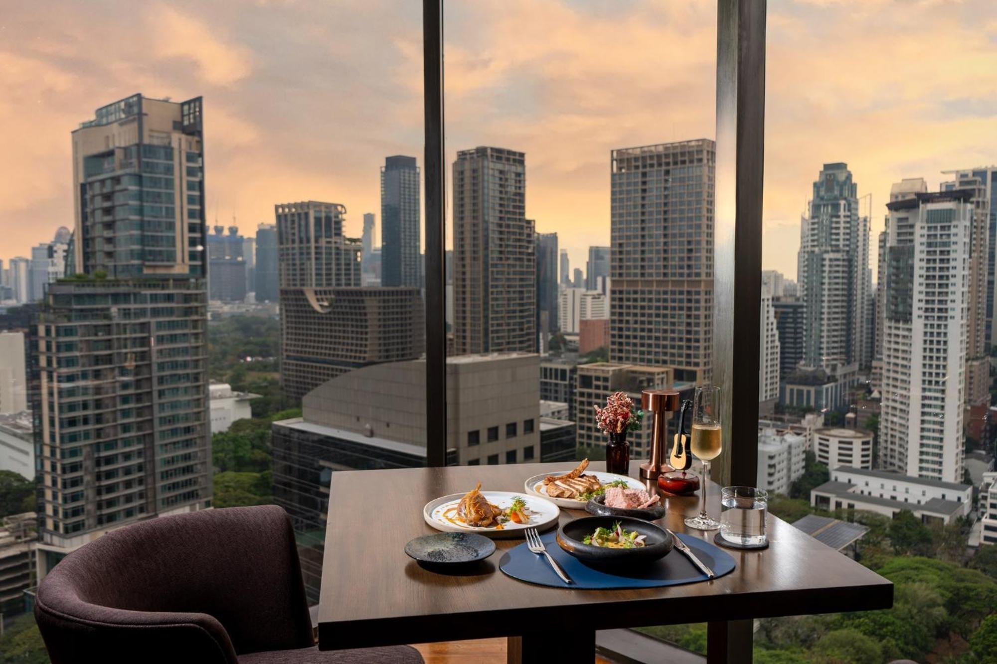 Hotel Indigo Bangkok Wireless Road By Ihg Εξωτερικό φωτογραφία View from the restaurant